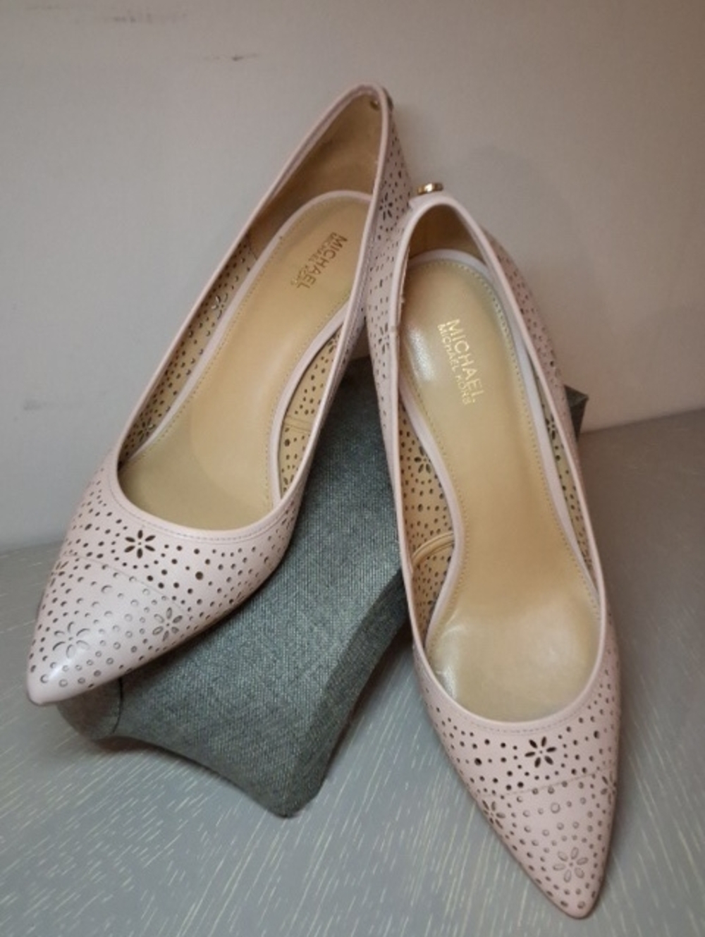 Michael Kors Blush Pink Eyelet Perforated Pumps Size 9.5M Worn Once